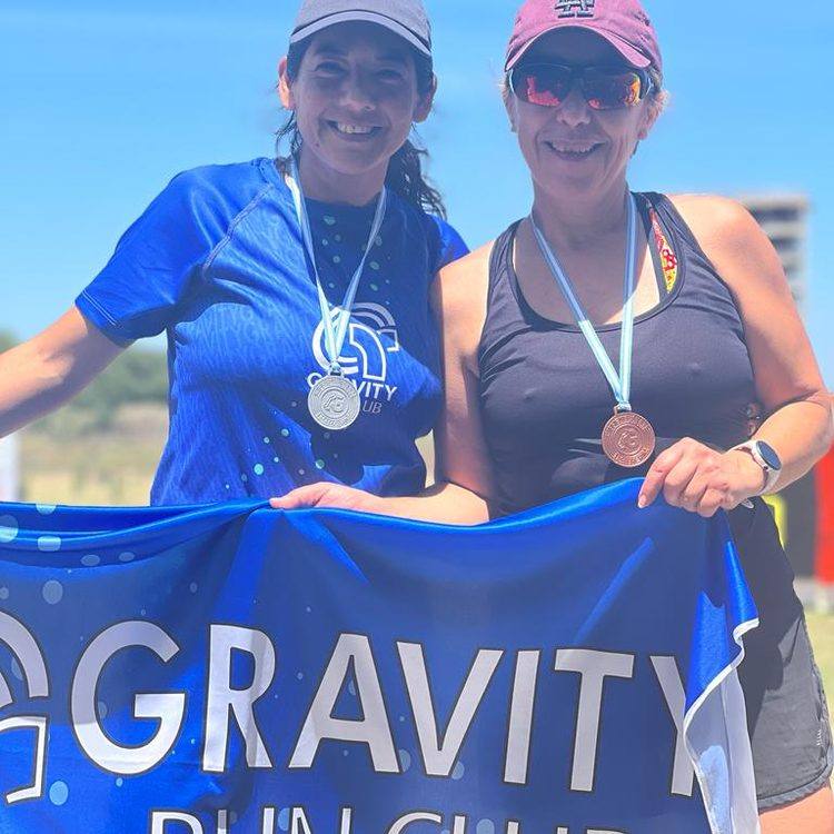 Atletas de Gravity Run Club con bandera del equipo