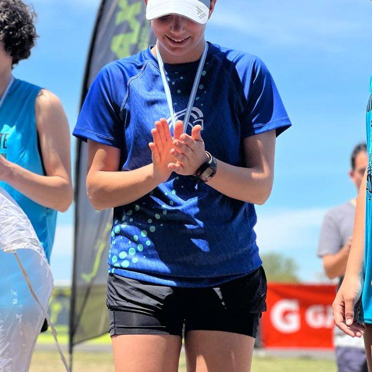 Atleta de Gravity Run Club celebrando con medalla