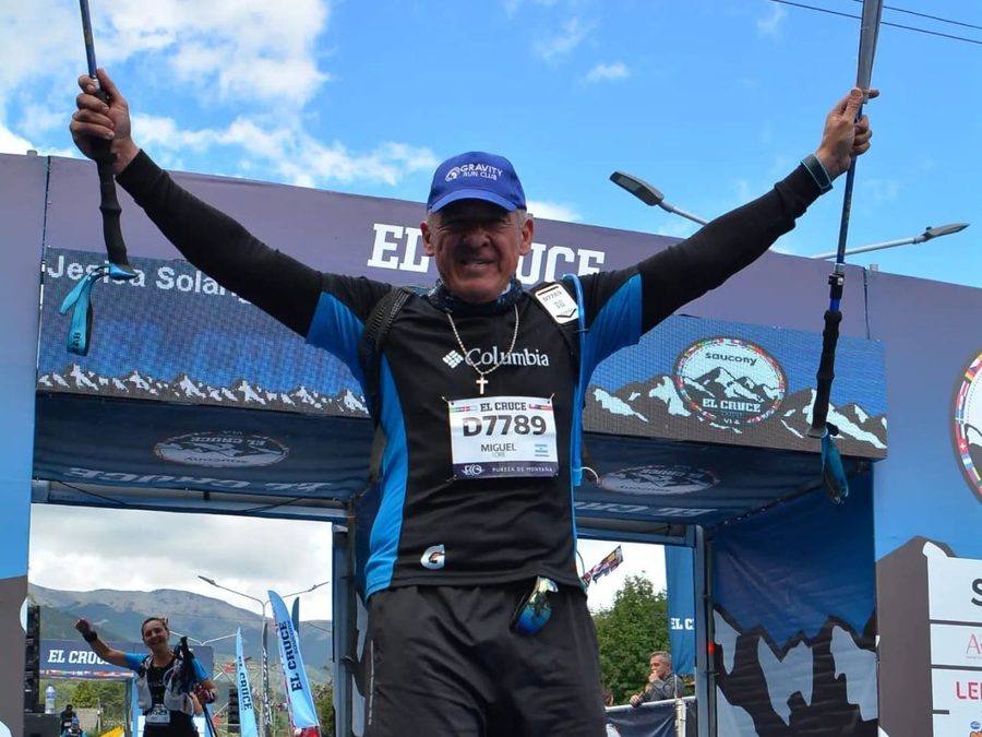 Atleta de Gravity Run Club en la cumbre durante El Cruce de los Andes