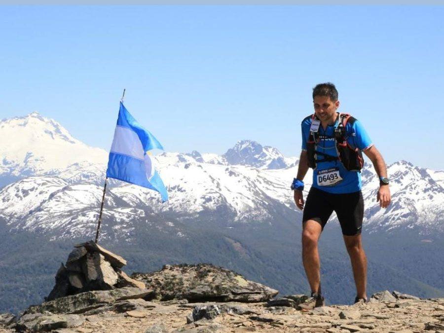 Atleta de Gravity Run Club con bastones en El Cruce de los Andes