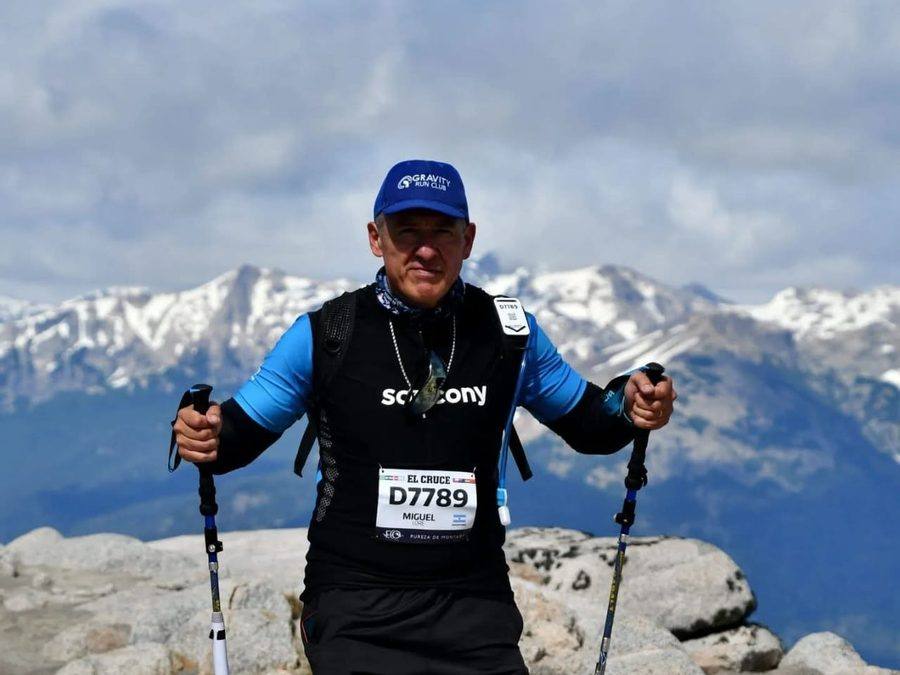 Atleta de Gravity Run Club con la medalla de El Cruce de los Andes