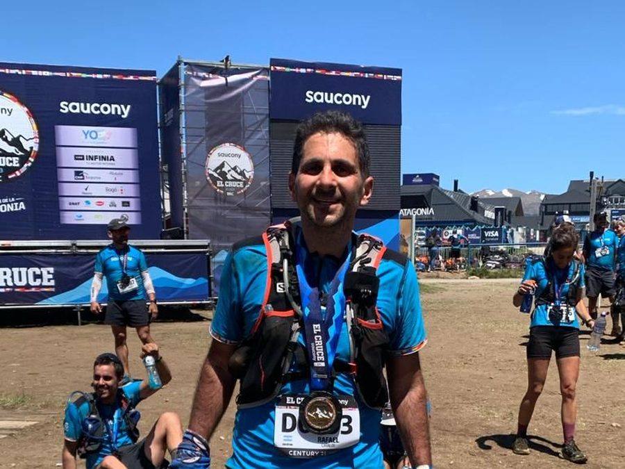 Atleta de Gravity Run Club cruzando la meta de El Cruce de los Andes