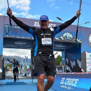 Atleta de Gravity Run Club en la cumbre durante El Cruce de los Andes