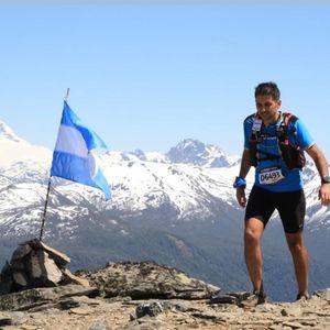 Atleta de Gravity Run Club con bastones en El Cruce de los Andes