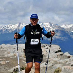 Atleta de Gravity Run Club con la medalla de El Cruce de los Andes