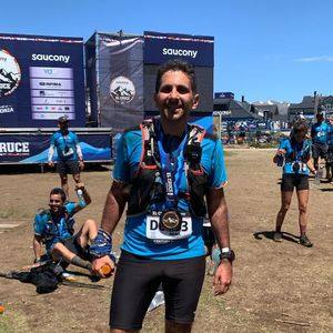 Atleta de Gravity Run Club cruzando la meta de El Cruce de los Andes