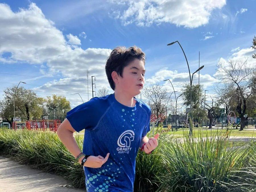 Atleta juvenil de Gravity Run Club corriendo en pista