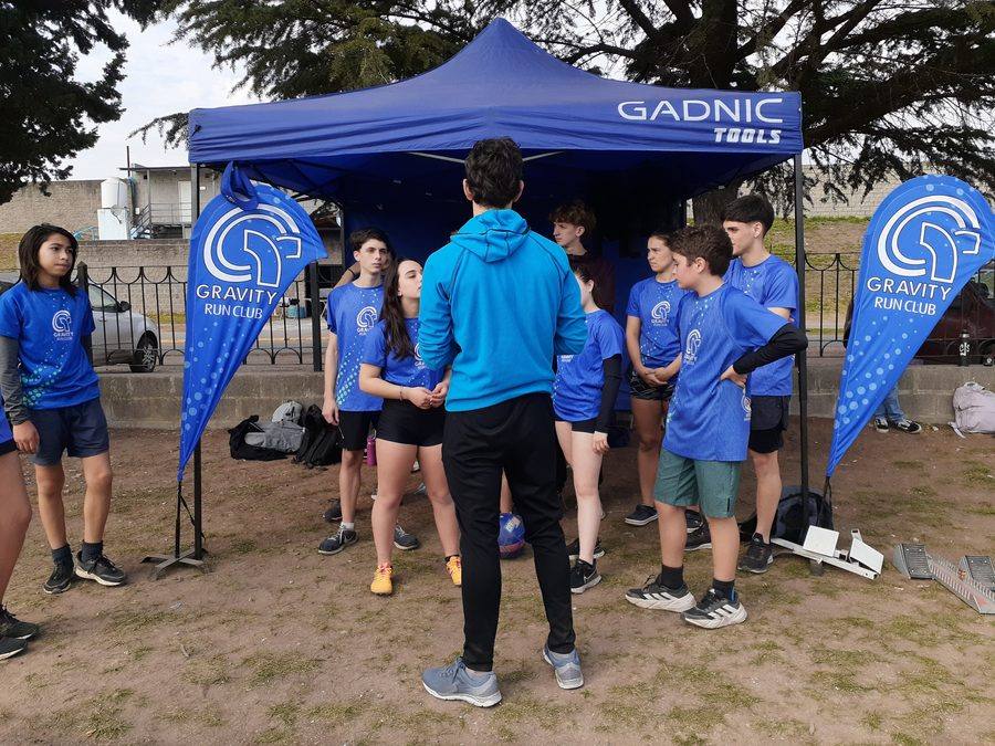 Atletas juveniles de Gravity Run Club reunidos antes de competir