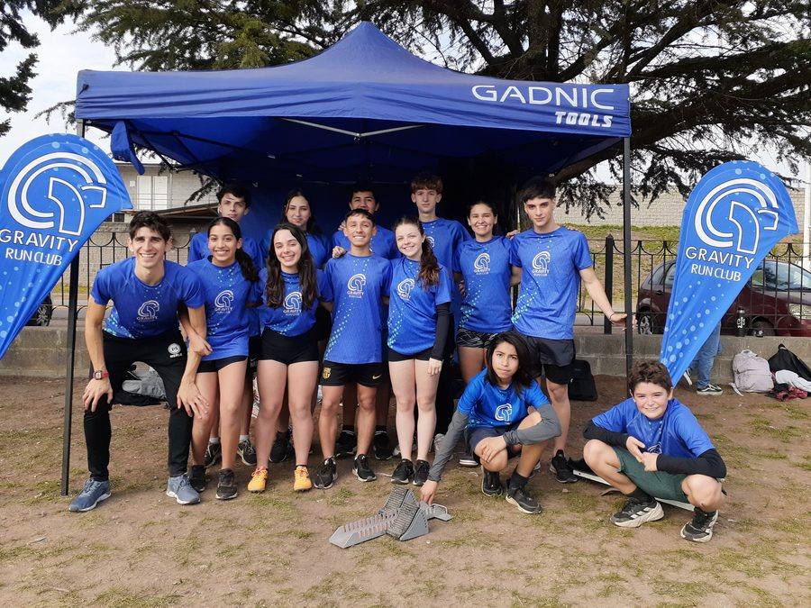 Equipo juvenil de Gravity Run Club en los Juegos Bonaerenses