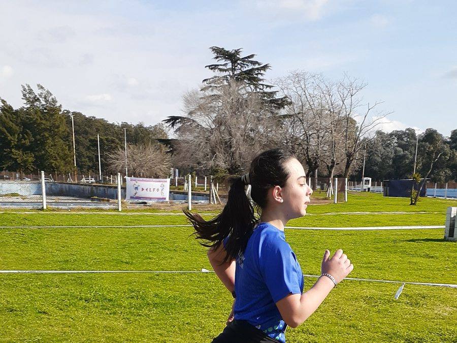 Atleta juvenil de Gravity Run Club corriendo