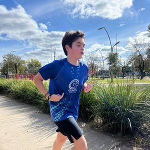 Atleta juvenil de Gravity Run Club corriendo en pista