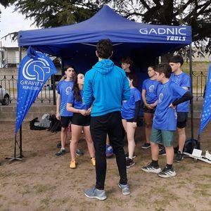 Atletas juveniles de Gravity Run Club reunidos antes de competir