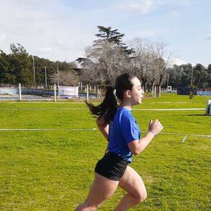 Atleta juvenil de Gravity Run Club corriendo