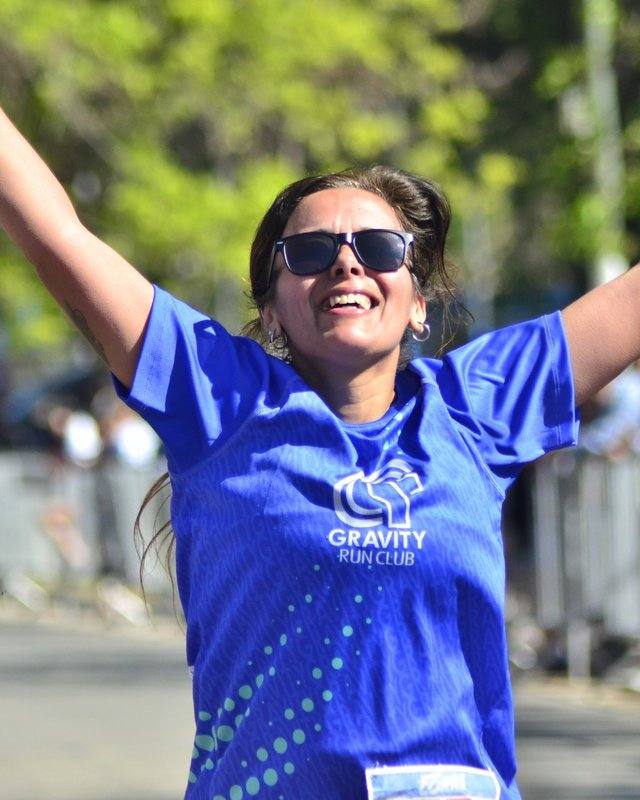 Atleta de Gravity Run Club festejando en la meta