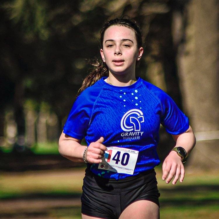 Atleta de Gravity Run Club en carrera de cross country
