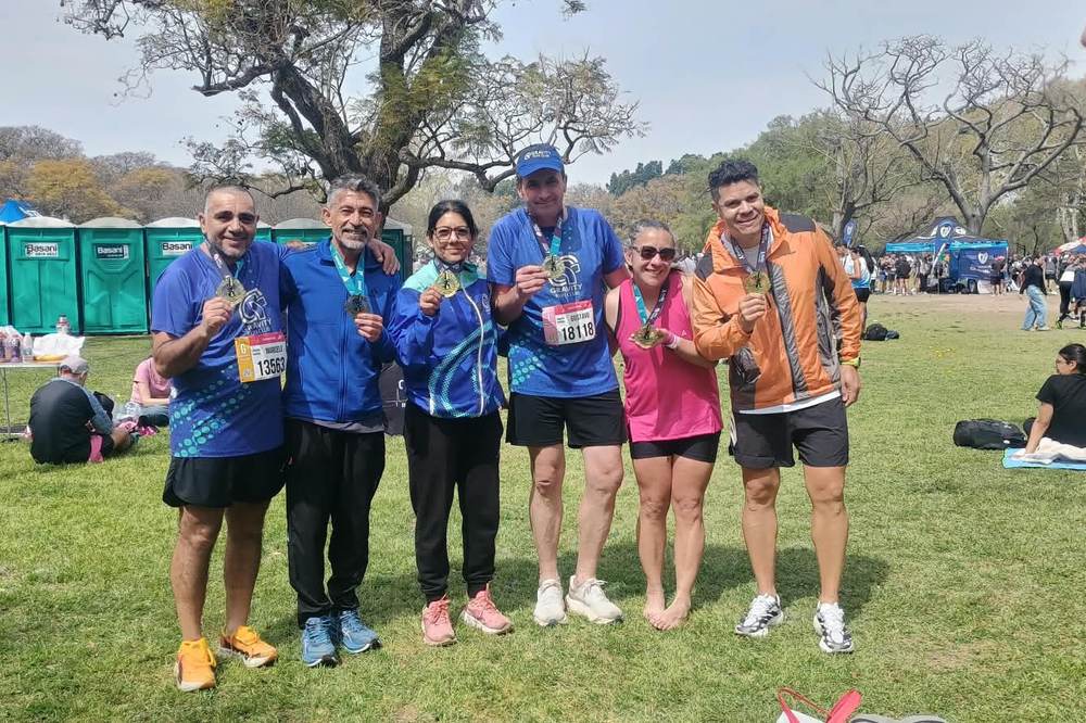 El equipo de Gravity Run Club con sus medallas después del Maratón de Buenos Aires