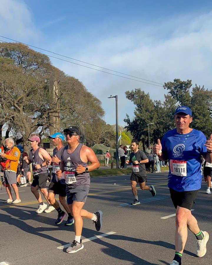Gustavo con la gorra de Gravity en el Maratón de Buenos Aires