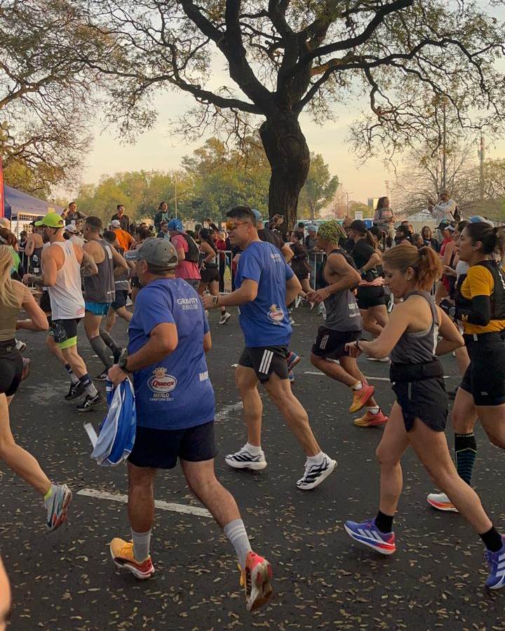 Luis en el Maratón de Buenos Aires, con la remera de Gravity